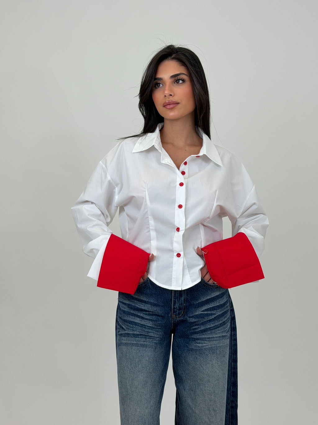 camicia bottoni rossi