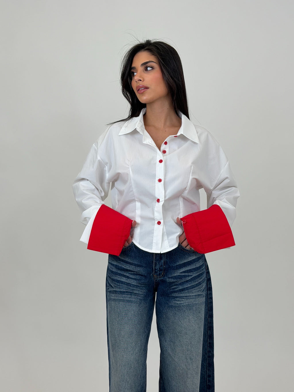 camicia bottoni rossi