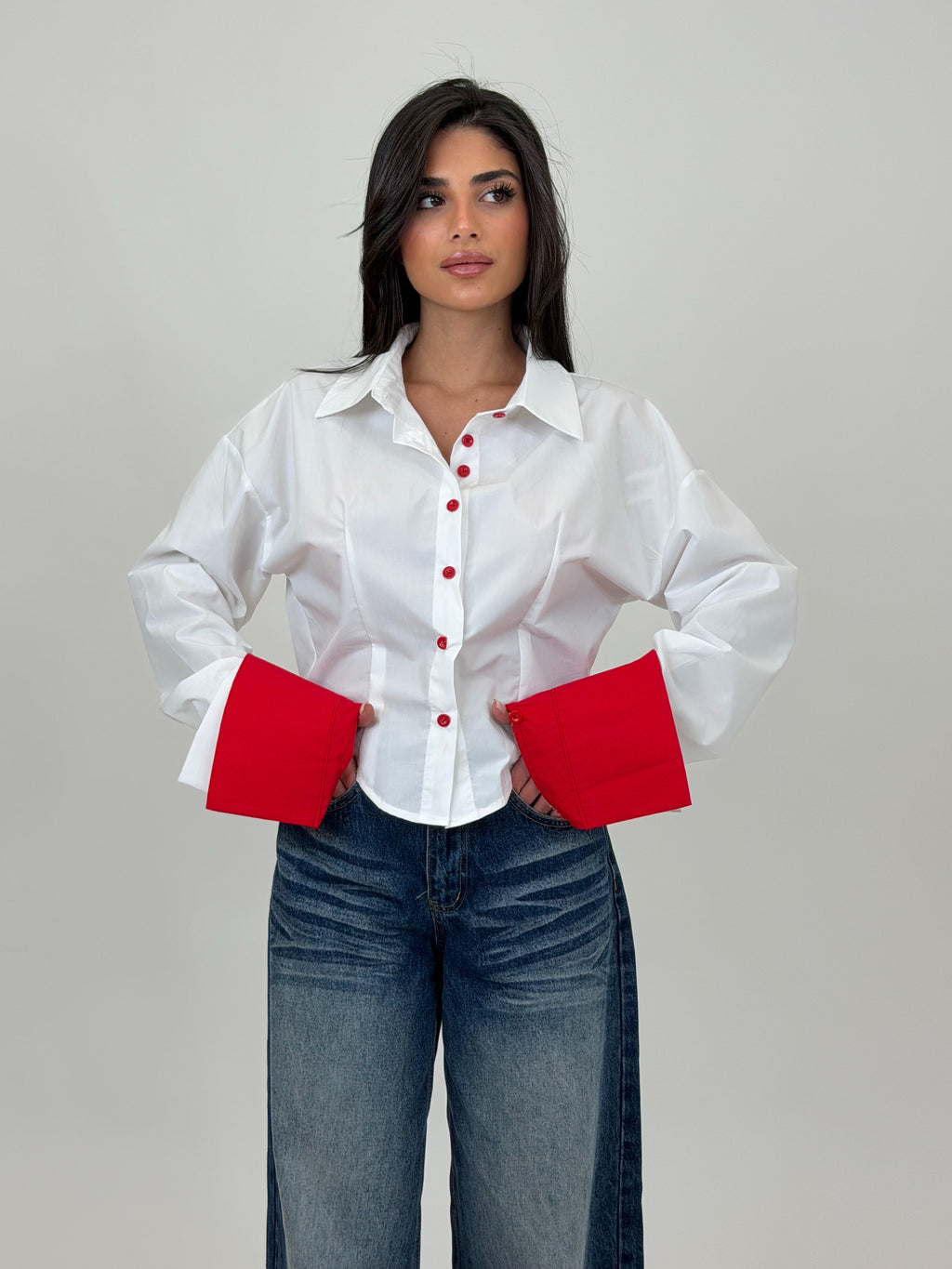 camicia bottoni rossi