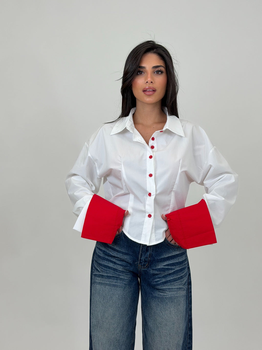 camicia bottoni rossi